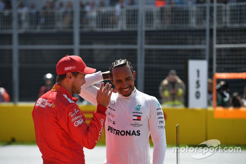 Pole man Sebastian Vettel, Ferrari, con Lewis Hamilton, Mercedes AMG F1, dopo le qualifiche