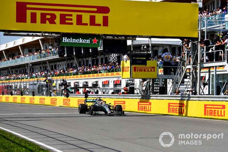 Lewis Hamilton, Mercedes AMG F1 W10, recibe la bandera a cuadros