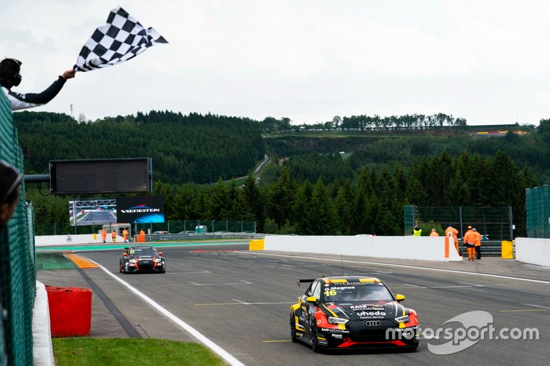 Race winner Gilles Magnus, Comtoyou Racing Audi RS 3 LMS