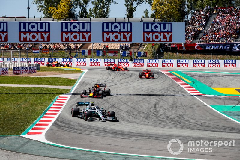Valtteri Bottas, Mercedes AMG W10, guida Max Verstappen, Red Bull Racing RB15, Sebastian Vettel, Ferrari SF90, e Charles Leclerc, Ferrari SF90