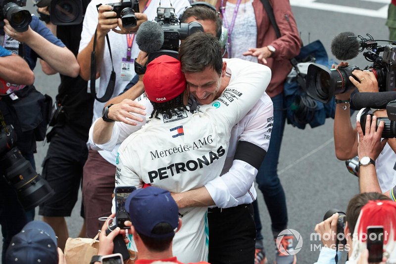 Lewis Hamilton, Mercedes AMG F1, prima posizione, festeggia dopo la gara con Toto Wolff, Executive Director (Business), Mercedes AMG