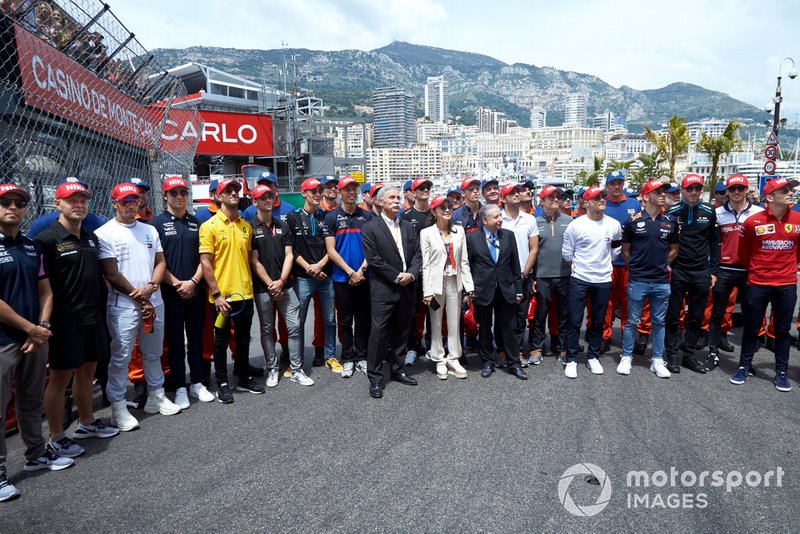 The drivers lead a tribute to the late Niki Lauda on the grid prior to the start