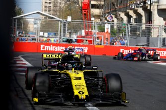 Daniel Ricciardo, Renault R.S.19, voor Lance Stroll, Racing Point RP19, en Alexander Albon, Toro Rosso STR14