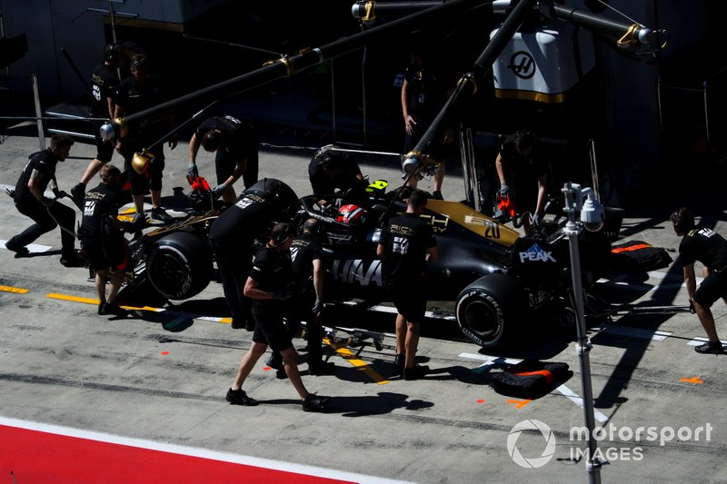 Kevin Magnussen, Haas F1 Team VF-19, in the pits