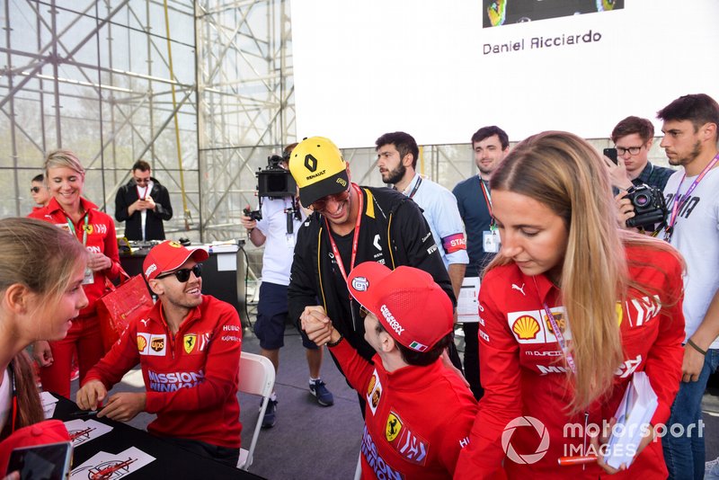 Daniel Ricciardo, Renault and Nico Hulkenberg, Renault F1 Team sign autographs for fans
