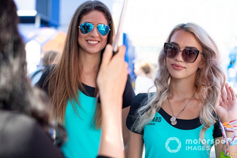 Девушки на этапе MotoGP в Ассене
