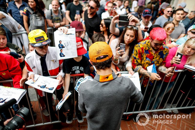 Lando Norris, McLaren signs a autograph for a fan