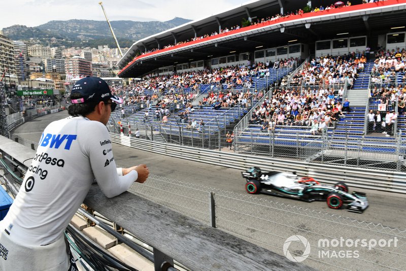 Sergio Perez, Racing Point, regarde Lewis Hamilton, Mercedes AMG F1 W10