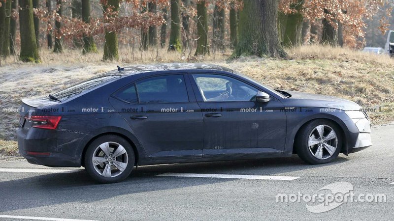 Шпигунське фото оновленого Skoda Superb 2019 року