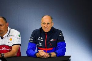 Frederic Vasseur, director del equipo, Alfa Romeo Racing, y Franz Tost, director del equipo, Toro Rosso, en una conferencia de prensa