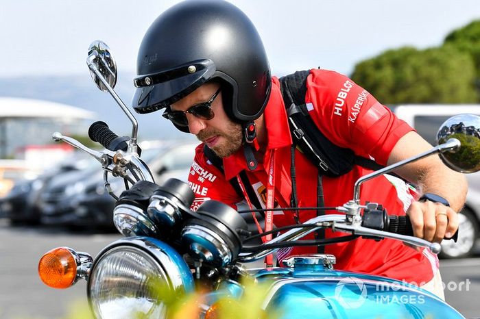Sebastian Vettel, Ferrari, llega en su moto