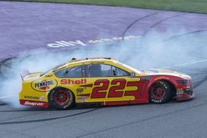 Ganador de la carrera Joey Logano, Team Penske, Ford Mustang Shell Pennzoil