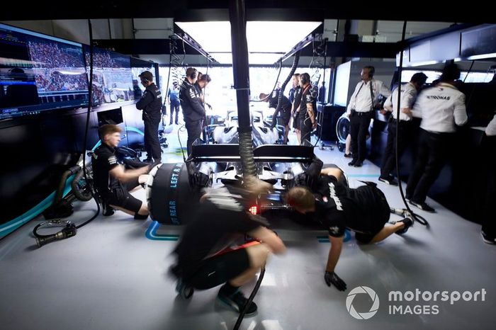 Mecánicos preparan el coche de Valtteri Bottas, Mercedes AMG W10