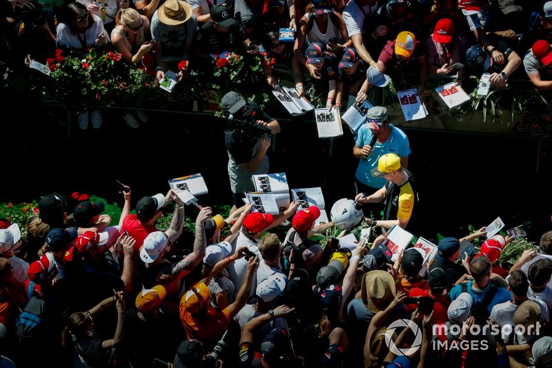Nico Hulkenberg, Renault F1 Team signs a autograph for a fan