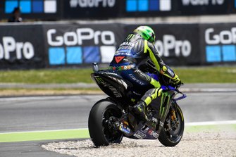 Valentino Rossi, Yamaha Factory Racing, va largo dopo il contatto con Joan Mir, Team Suzuki MotoGP