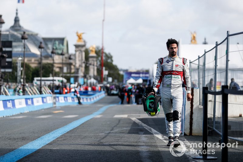 Lucas Di Grassi, Audi Sport ABT Schaeffler, cammina in pit lane