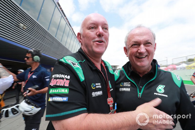 I membri del team Petronas Yamaha SRT, festeggiano
