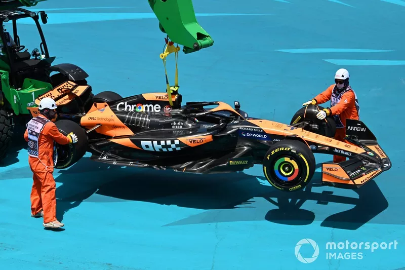Les commissaires dégagent la voiture de Lando Norris, McLaren MCL38, qui a fait un tête-à-queue dans le premier tour.