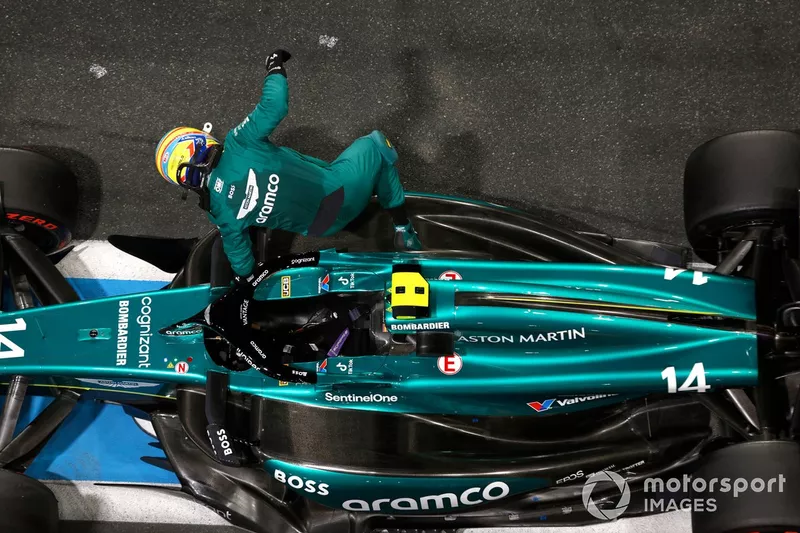 Fernando Alonso, Aston Martin AMR24, au Parc Ferme après les qualifications