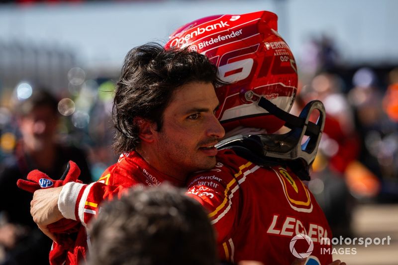 Charles Leclerc, Scuderia Ferrari, 1ª posição, Carlos Sainz, Scuderia Ferrari, 2ª posição, felicitam-se mutuamente no Parc Ferme