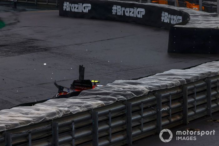 El coche de Carlos Sainz, Ferrari SF-24, en la barrera