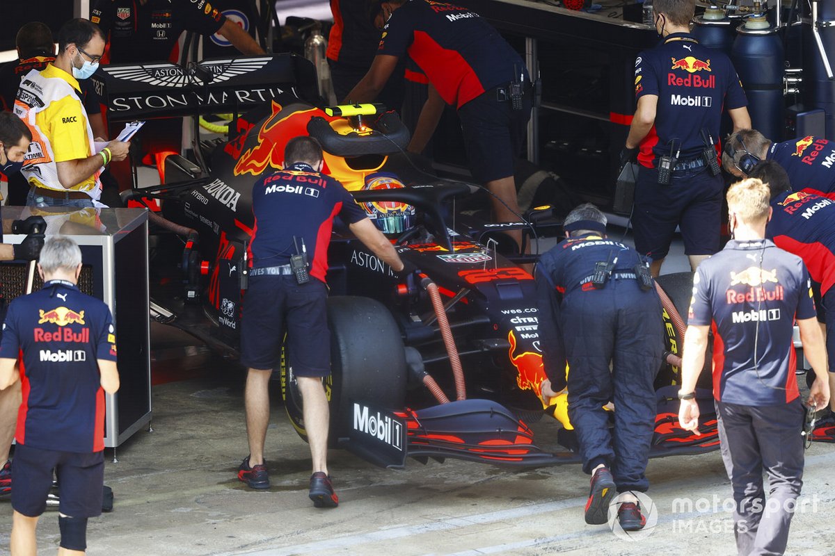 Alex Albon, Red Bull Racing RB16, is returned to the garage