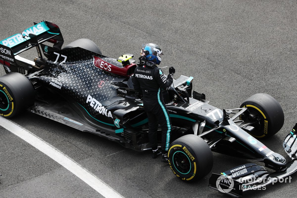 Il Pole sitter Valtteri Bottas, Mercedes AMG F1, nel Parc Ferme dopo le Qualifiche