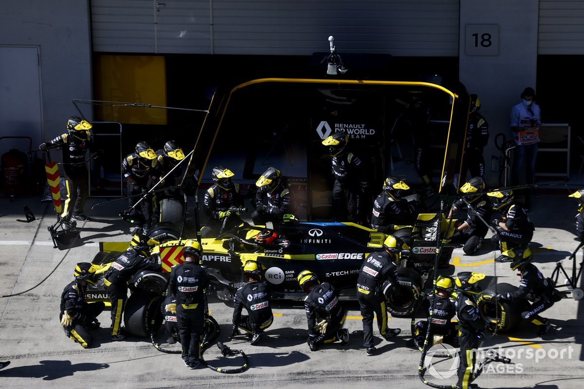 Esteban Ocon, Renault F1 Team R.S.20 pit stop