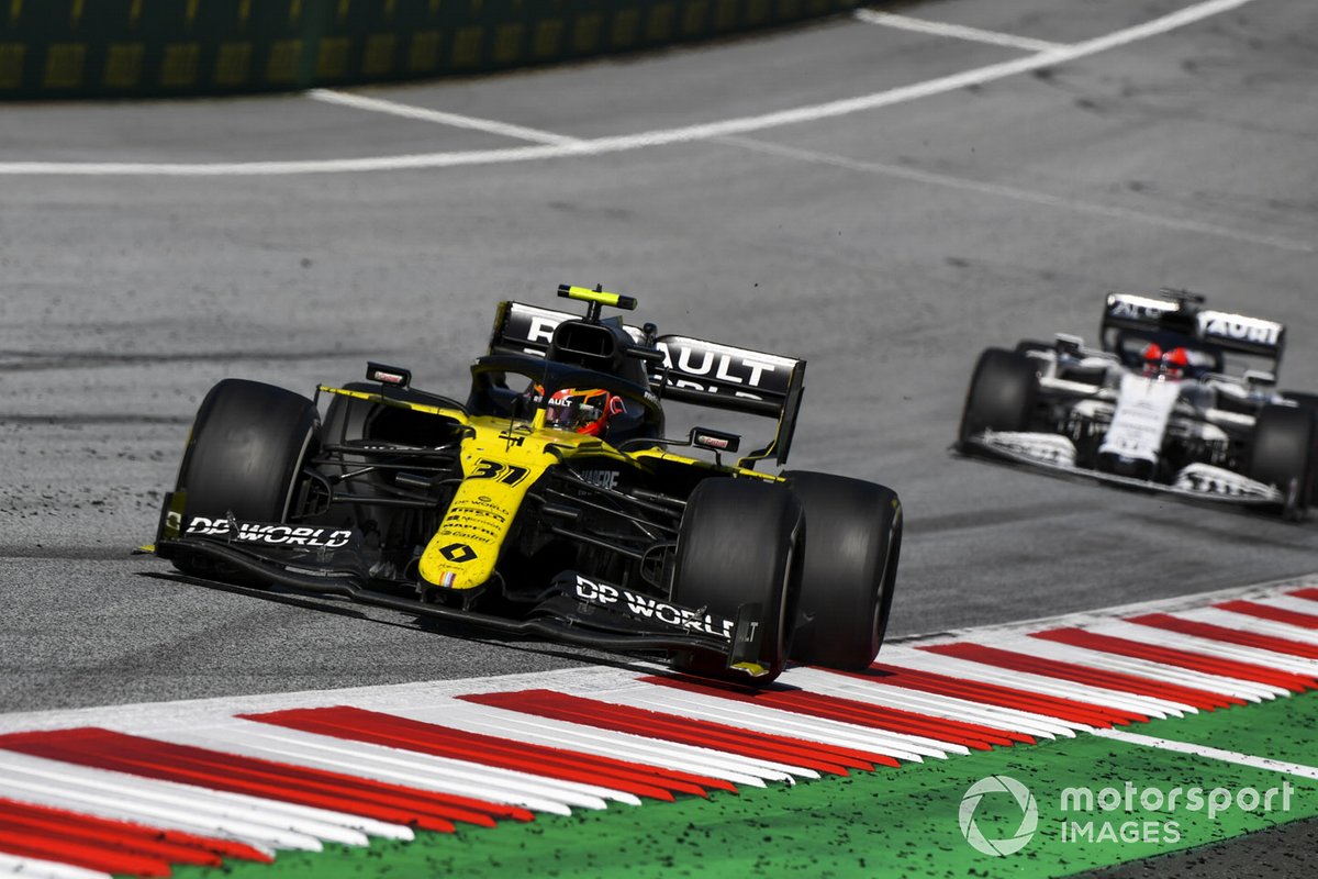 Esteban Ocon, Renault F1 Team R.S.20, leads Daniil Kvyat, AlphaTauri AT01
