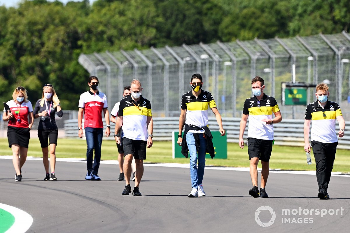 Esteban Ocon, Renault F1 walks the track with members of the team with Antonio Giovinazzi, Alfa Romeo doing the same behind