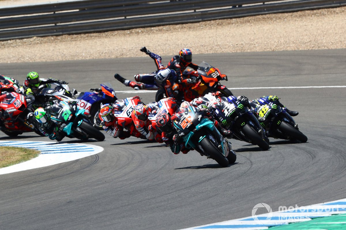 Miguel Oliveira, Red Bull KTM Tech 3 y Brad Binder, Red Bull KTM Factory Racing chocan en la primera curva