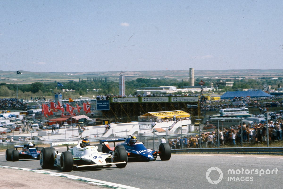 Emilio de Villota, Williams FW07 Ford, suivi de Derek Daly, Tyrrell 010 Ford, et Elio de Angelis, Lotus 81 Ford