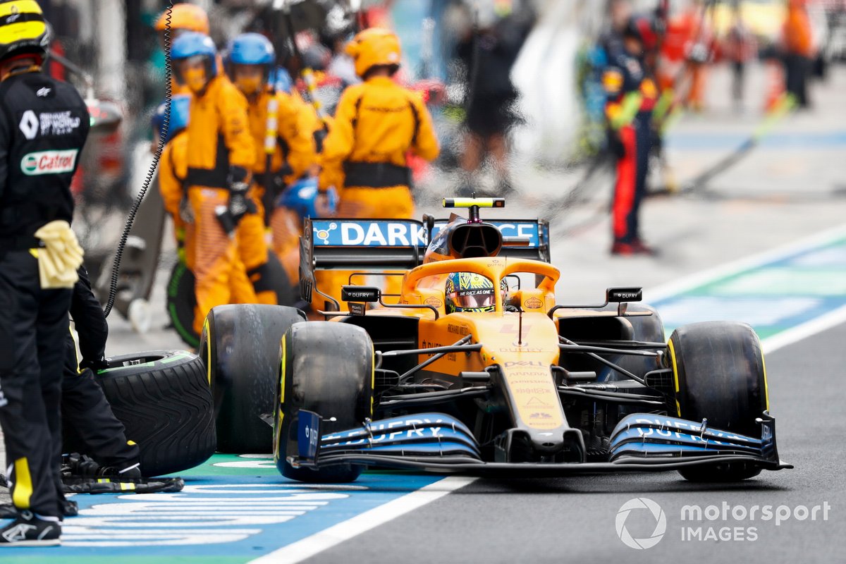 Lando Norris, McLaren MCL35, sale de pit box