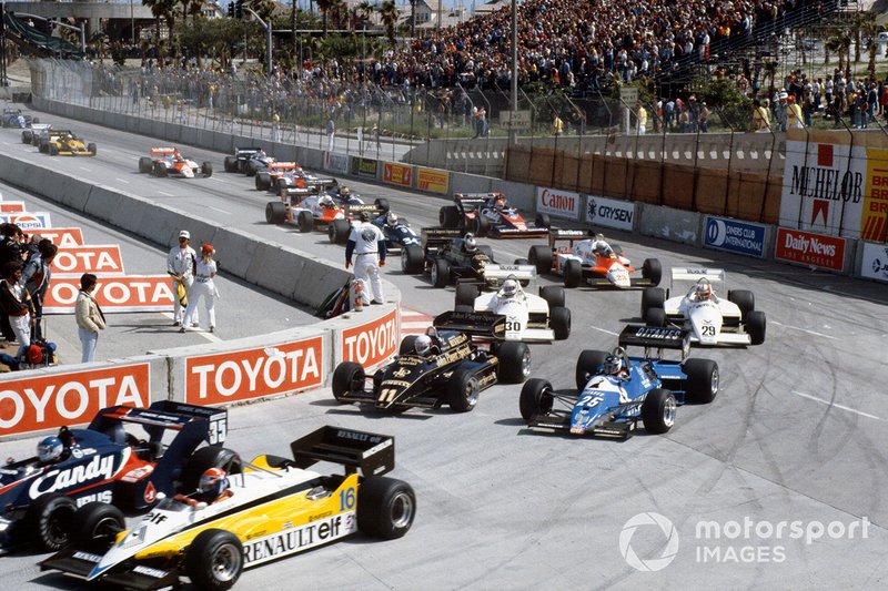 Derek Warwick, Toleman TG183B Hart, lucha con Eddie Cheever, Renault RE30C, en el inicio del GP de EEUU 1983.