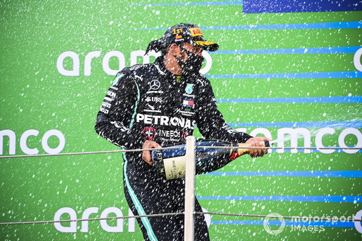 Il vincitore della gara Lewis Hamilton, Mercedes-AMG Petronas F1 festeggia sul podio con lo champagne