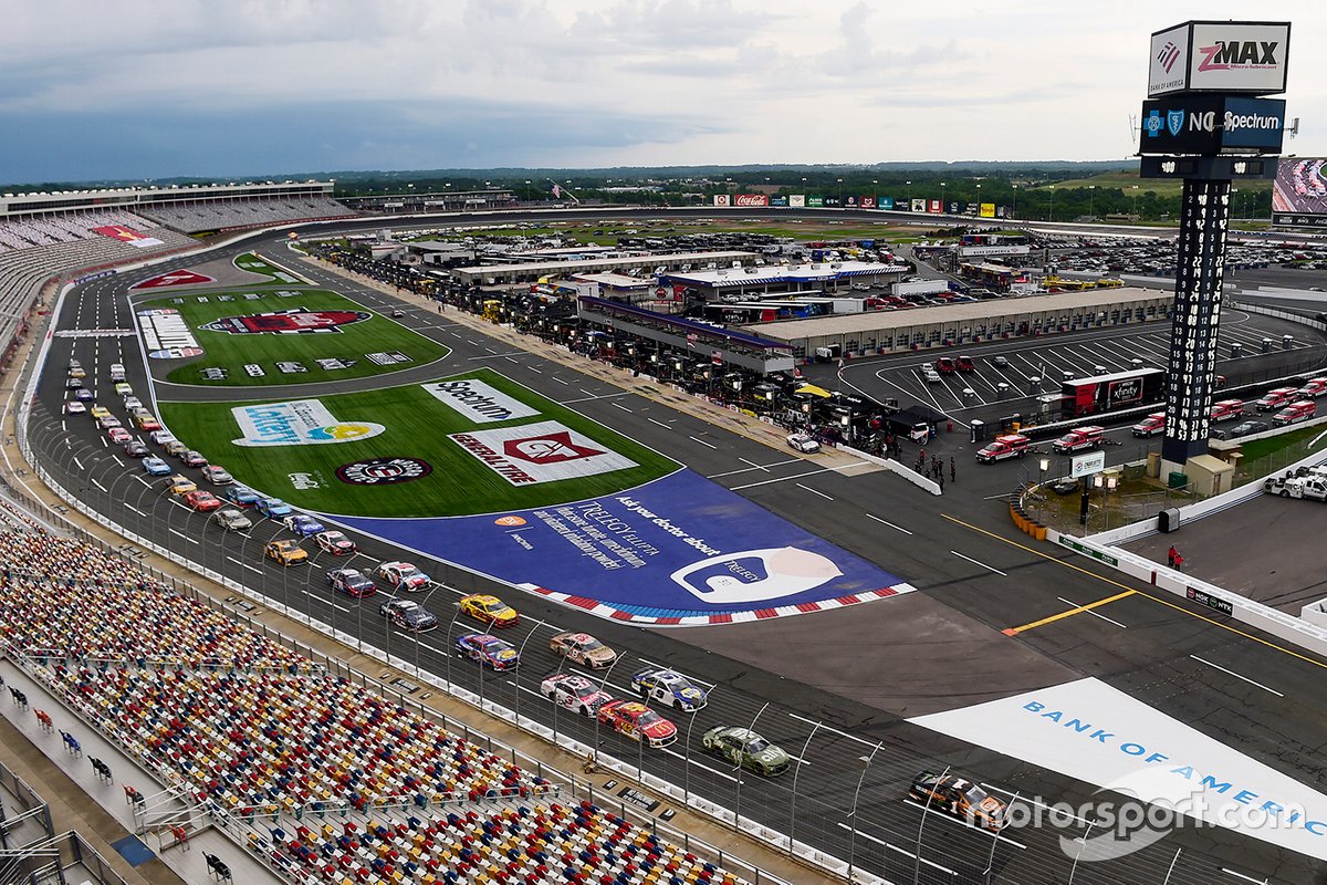 Kurt Busch, Chip Ganassi Racing, lidera el pelotón