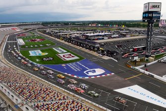 Kurt Busch, Chip Ganassi Racing, Chevrolet Camaro leads the field at race start