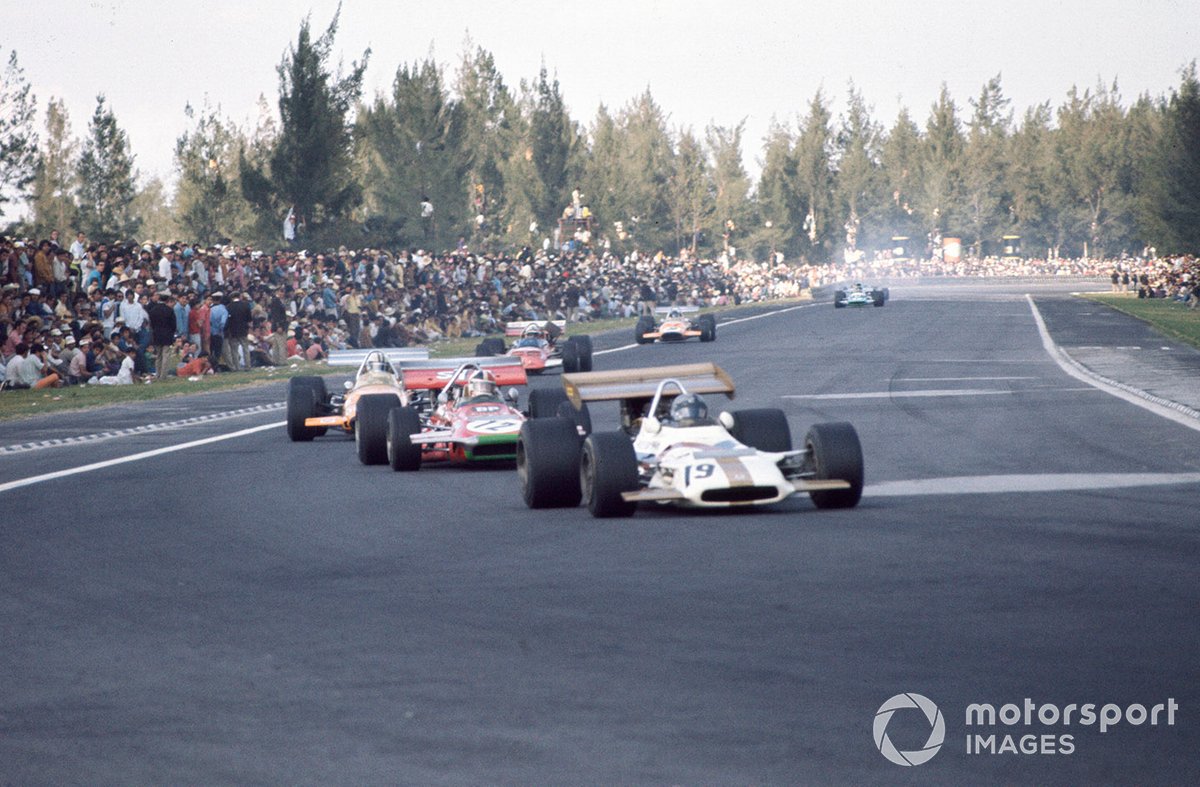 Pedro Rodríguez, BRM P153, Chris Amon, March 701 Ford y Denny Hulme, McLaren M14A Ford