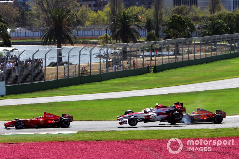 Accrochage entre Anthony Davidson, Super Aguri F1 SA07 et Adrian Sutil, Spyker F8-VII au départ