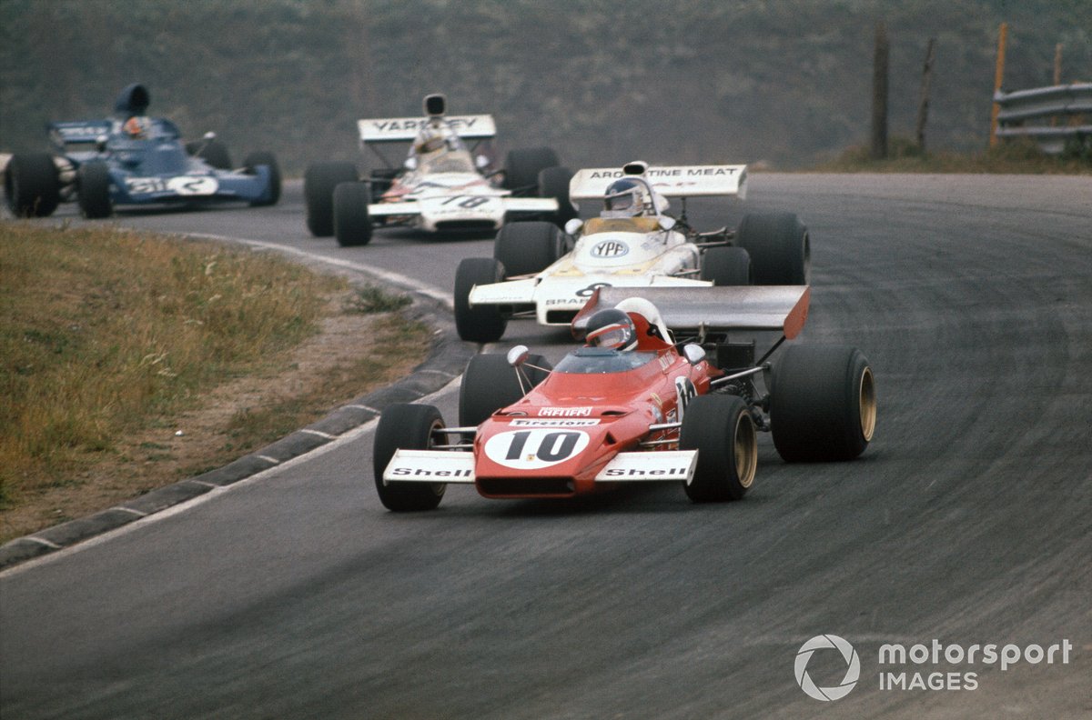 Jacky Ickx, Ferrari 312B2, precede Carlos Reutemann, Brabham BT37 Ford, Denny Hulme, McLaren M19C Ford, e François Cevert, Tyrrell 006 Ford