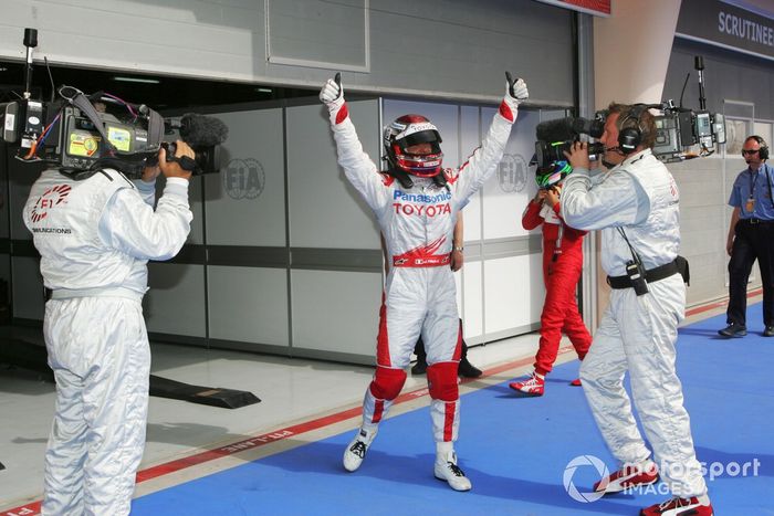 Jarno Trulli, Toyota, celebra su pole position en el parque cerrado