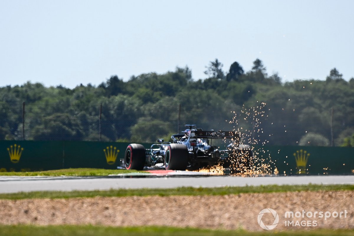 Искры за Mercedes F1 W11 Льюиса Хэмилтона