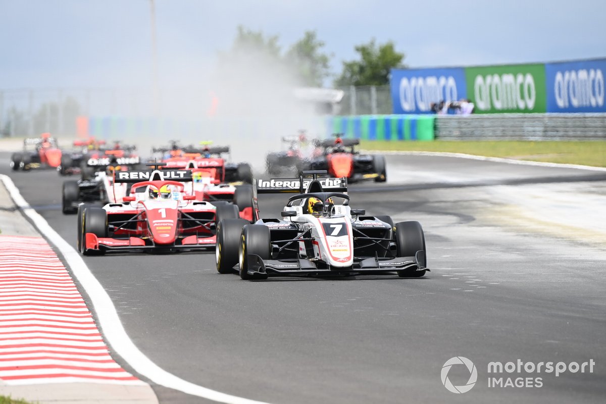 Theo Pourchaire, ART Grand Prix por delante de Oscar Piastri, Prema Racing