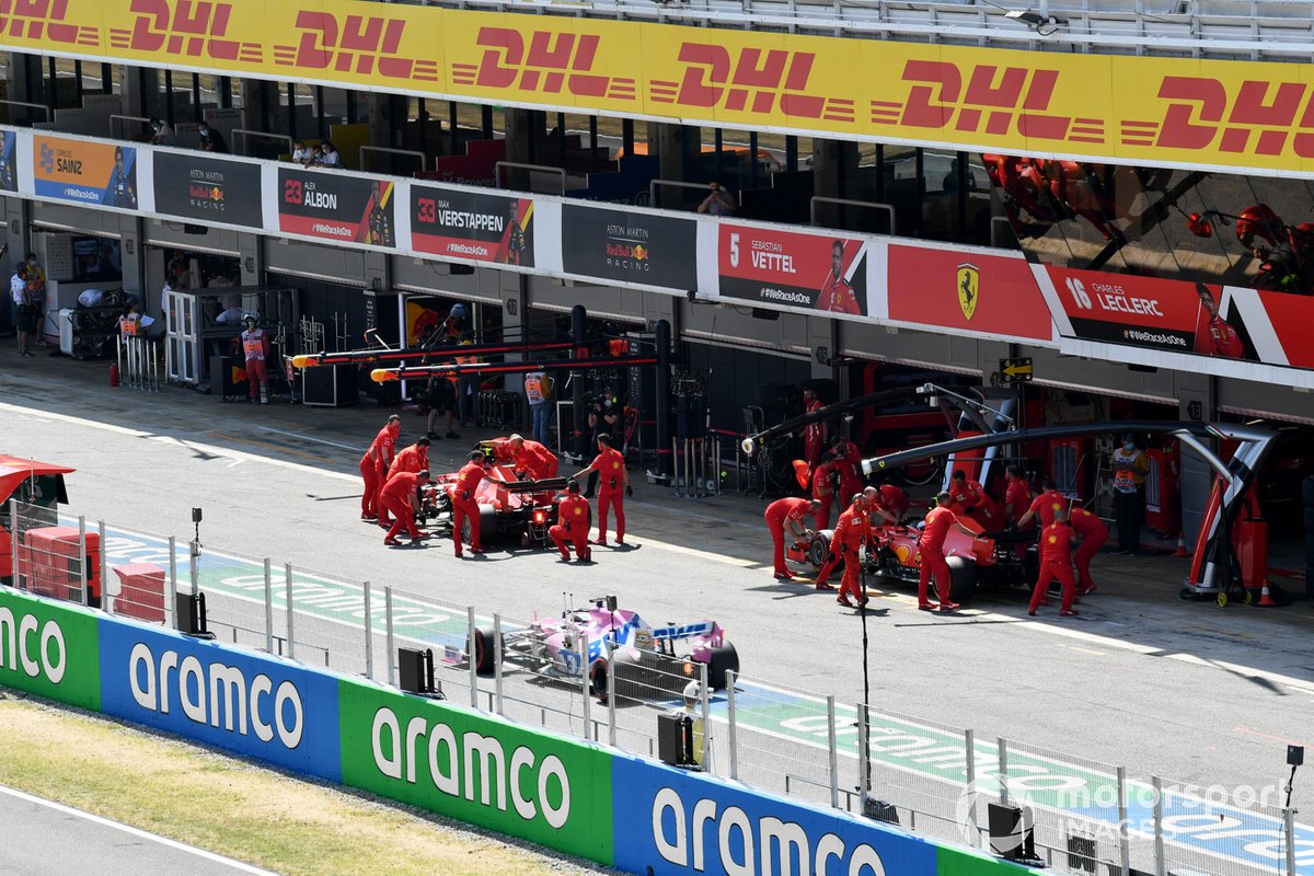 Charles Leclerc, Ferrari SF1000, e Sebastian Vettel, Ferrari SF1000, ai box