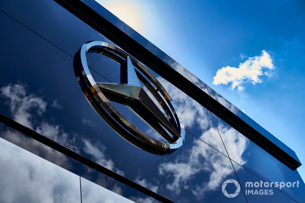 Le logo Mercedes dans le paddock