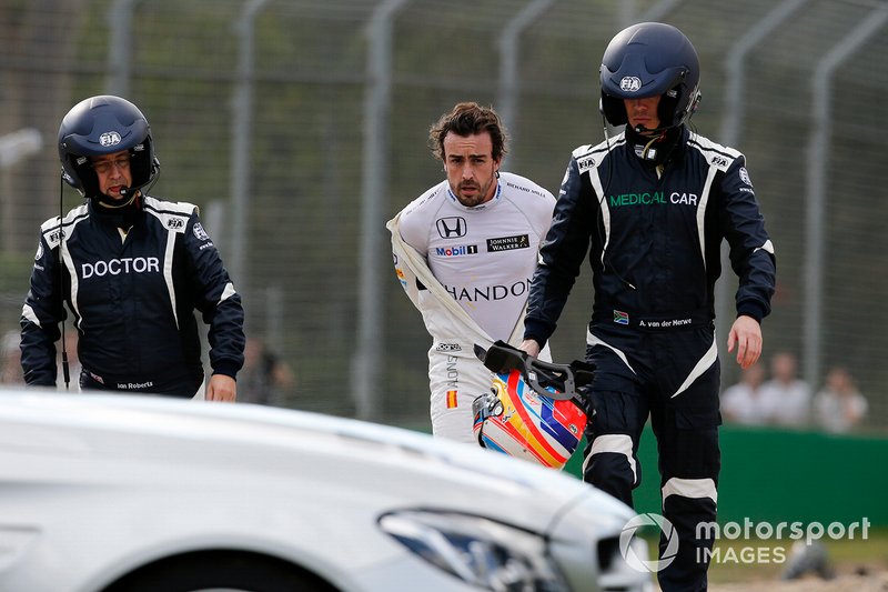 Fernando Alonso, McLaren MP4-31, crash