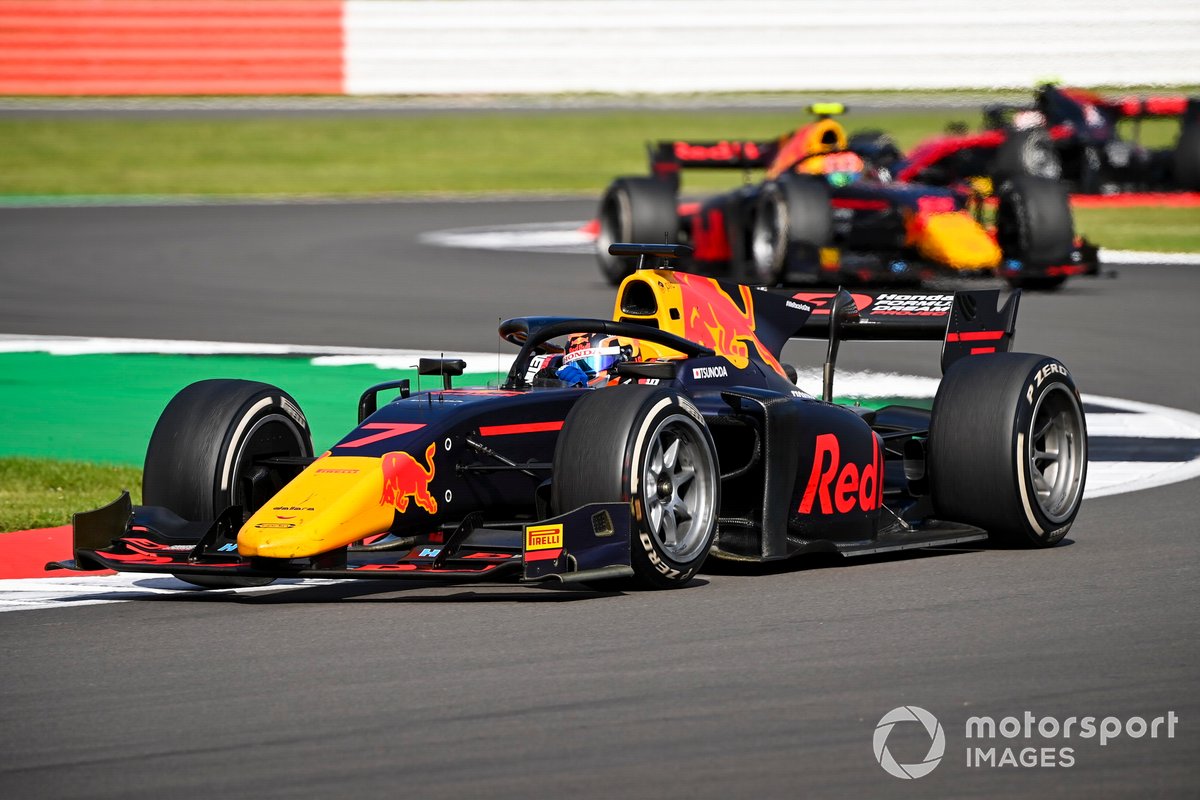 Yuki Tsunoda, Carlin, precede Jehan Daruvala, Carlin