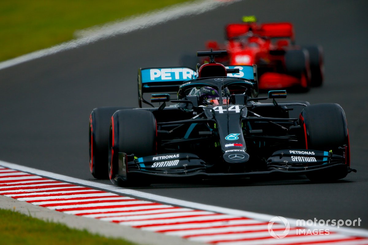 Lewis Hamilton, Mercedes F1 W11, precede Charles Leclerc, Ferrari SF1000