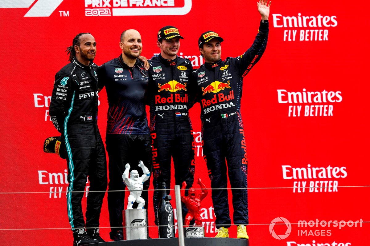 Podio: Gianpiero Lambiase, Ingeniero de carreras de Red Bull Racing, tercer lugar Sergio Pérez, Red Bull Racing, ganador de la carrera Max Verstappen, Red Bull Racing, segundo lugar Lewis Hamilton, Mercedes