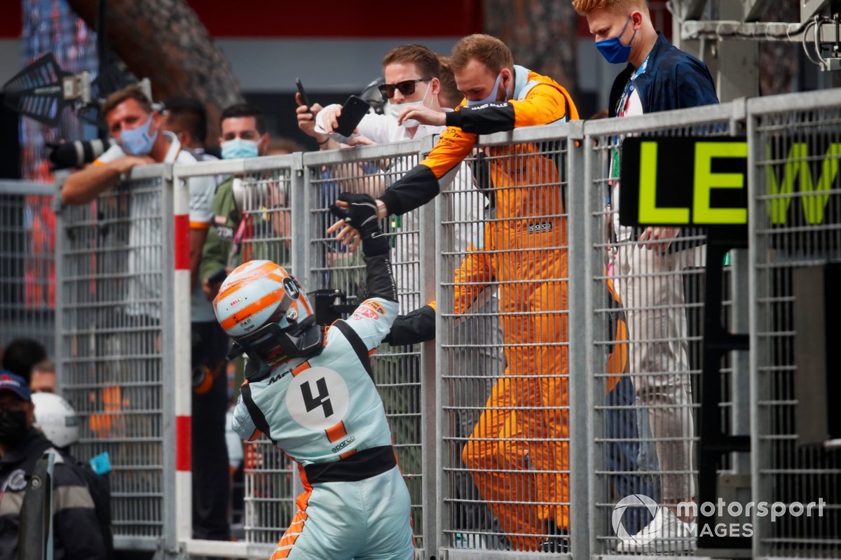 Lando Norris, McLaren, 3 ° posto, festeggia con la sua squadra nel Parco Chiuso